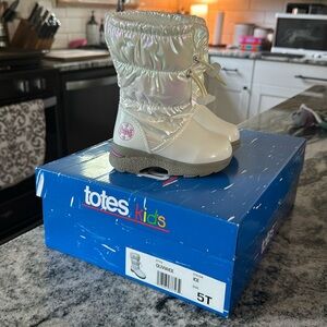 Toddler girls  snow boots. Size 5